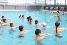 Giáo dục kỹ năng phòng chống đuối nước cho trẻ bằng bể bơi mini
