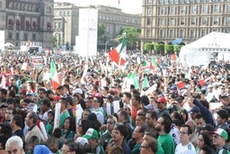 Cổ động viên Mexico vỡ òa trong niềm vui chiến thắng