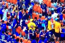 CĐV Nhật Bản lại khiến thế giới cảm phục vì nhặt rác sau trận đấu