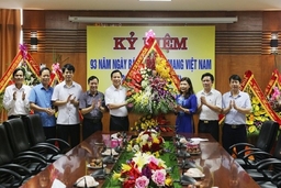 Đồng chí Phó Bí thư Thường trực Tỉnh ủy  Đỗ Trọng Hưng chúc mừng Báo Thanh Hóa, Đài Phát thanh và Truyền hình Thanh Hóa