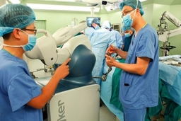Bệnh viện Bạch Mai ứng dụng thành công các Robot phẫu thuật