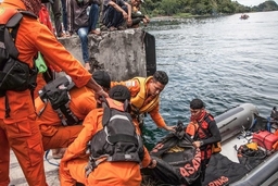 Indonesia: Lại lật phà chở khách, ít nhất 4 người thiệt mạng