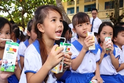 Vinamilk và 76.500 ly sữa nhân ái tới trẻ em tỉnh Vĩnh Long