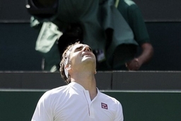 Bỏ lỡ điểm match, Federer dừng bước ở tứ kết Wimbledon