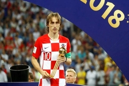 Thủ quân Croatia Luka Modric giành danh hiệu Quả bóng vàng