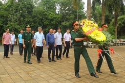 Đoàn đại biểu tỉnh Thanh Hóa viếng nghĩa trang liệt sĩ tại tỉnh Hà Giang