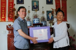 Chủ tịch Ủy ban MTTQ tỉnh thăm, tặng quà gia đình người có công huyện Như Xuân và Quảng Xương