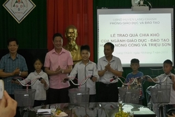 Trao quà chia khó với ngành giáo dục và đào tạo huyện Lang Chánh.