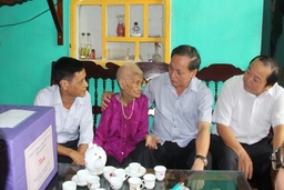 Phó Chủ tịch Thường trực UBND tỉnh Nguyễn Đức Quyền thăm, tặng quà các gia đình chính sách