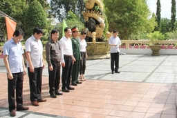 Đoàn đại biểu tỉnh Thanh Hóa viếng các nghĩa trang liệt sĩ tại TP Cần Thơ