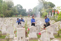 Đoàn viên, thanh niên Báo Thanh Hóa tri ân các anh hùng, liệt sĩ và các gia đình chính sách