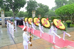 Lãnh đạo Đảng, Nhà nước đặt vòng hoa tưởng niệm các anh hùng liệt sĩ