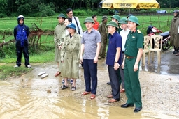Đồng chí  Phó Bí thư Thường trực Tỉnh ủy Đỗ Trọng Hưng kiểm tra tình hình mưa lũ trên địa bàn huyện Lang Chánh