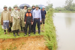 Chủ tịch UBND tỉnh Nguyễn Đình Xứng kiểm tra tình hình mưa lũ tại các huyện Thạch Thành và Cẩm Thủy