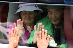 Đoàn xe Hàn Quốc khởi hành tới sự kiện đoàn tụ các gia đình ly tán