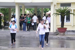 Hơn 100 đơn phúc khảo bài thi của học sinh vẫn chưa có kết quả trước ngày tựu trường