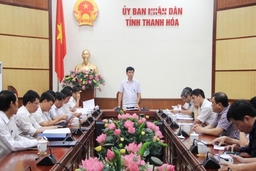 Phó Chủ tịch UBND tỉnh Lê Anh Tuấn nghe báo cáo tình hình phát triển hệ thống lưới điện