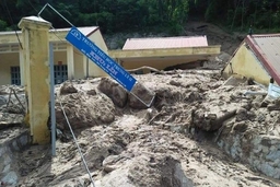 Huyện Mường Lát nỗ lực giải tỏa các điểm chia cắt giao thông, cứu trợ cho người dân chịu thiệt hại nặng do mưa lũ