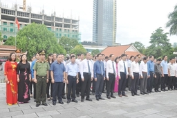 Đoàn đại biểu của tỉnh dâng hương tưởng niệm Chủ tịch Hồ Chí Minh, Mẹ Việt Nam anh hùng và các Anh hùng liệt sĩ