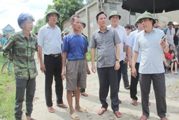 Đồng chí Phó Bí thư Thường trực Tỉnh ủy Đỗ Trọng Hưng kiểm tra, chỉ đạo công tác phòng chống lũ lụt tại 2 huyện Thạch Thành, Cẩm Thủy