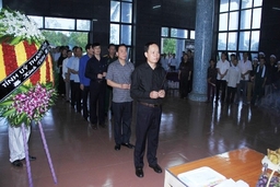 Các đồng chí lãnh đạo tỉnh viếng đồng chí Lê Minh Thông, Giám đốc sở Khoa học và Công nghệ tỉnh Thanh Hóa, Đại biểu Quốc hội khóa XIV