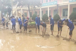 Huyện Cẩm Thủy huy động hơn 4.300 người và nhiều phương tiện hỗ trợ người dân khắc phục hậu quả lũ lụt