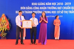 Đồng chí Phó Chủ tich UBND tỉnh Lê Thị Thìn dự lễ khai giảng tại Trường THCS thị trấn Cẩm Thủy