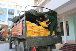 BĐBP Thanh Hóa khẩn trương vận chuyển gạo hỗ trợ nhân dân vùng lũ Mường Lát