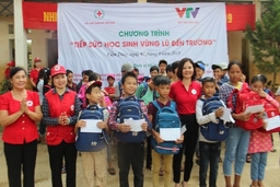 Trung ương Hội Chữ thập đỏ Việt Nam tặng 600 suất quà cho các em học sinh vùng lũ huyện Cẩm Thủy