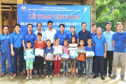 Trao 600 suất quà cho các em học sinh huyện Cẩm Thủy và Quan Hóa