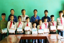 Đoàn thanh niên Báo Thanh Hóa trao quà cho học sinh vùng lũ huyện Cẩm Thủy