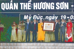 Màn nghệ thuật thực cảnh trên nước quy mô lớn về cảnh sắc Hương Sơn