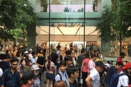 Dân chơi iPhone Việt đổ xô sang Singapore xếp hàng đợi mua iPhone Xs