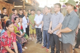Bộ trưởng Bộ Tư pháp Lê Thành Long thăm, tặng quà nhân dân vùng lũ Mường Lát