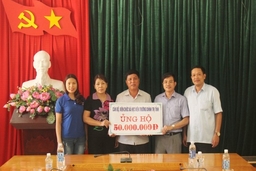 Trao hơn 100 triệu đồng hỗ trợ người dân vùng lũ huyện Mường Lát, Quan Hóa