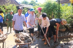 Tổ chức Tài chính vi mô sát cánh cùng bà con vùng lũ