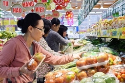 Lo ngại giá xăng tăng mạnh “đẩy” giá tiêu dùng lên cao
