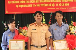 Khen thưởng hai nhân viên gác chắn đường sắt ở Thanh Hóa