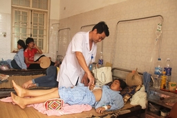 Bệnh viện Đa khoa huyện Mường Lát quan tâm chăm sóc sức khỏe cho nhân dân
