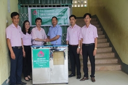Ngân hàng Chính sách xã hội Thanh Hóa tặng quà cho người dân các huyện Mường Lát, Quan Hóa