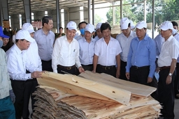 Đồng chí Bí thư Tỉnh ủy, Chủ tịch HĐND tỉnh Trịnh Văn Chiến thăm, làm việc tại huyện Thường Xuân