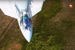 “Bóng ma bầu trời” Su-57 phô diễn kỹ năng bay cực thấp