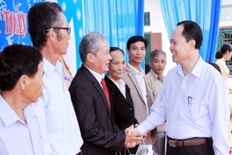 Đồng chí Bí thư Tỉnh ủy, Chủ tịch HĐND tỉnh Trịnh Văn Chiến dự Ngày hội Đại đoàn kết toàn dân tộc với nhân dân thôn Hồng Phong