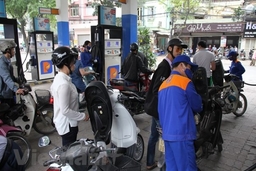 Giảm giá xăng E5 RON92 xuống còn 18.627 đồng/lít