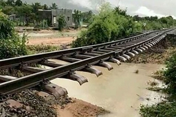 Chuyển tải gần 2.600 khách đi tàu do tuyến Bắc-Nam bị tê liệt