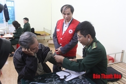 1.200 người tại huyện Hoằng Hóa được khám, tư vấn sức khỏe, cấp thuốc miễn phí