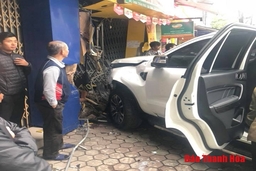 Xế hộp mất lái tông nhiều phương tiện giao thông, lao vào nhà dân