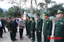 Đồng chí Bí thư Tỉnh ủy, Chủ tịch HĐND tỉnh Trịnh Văn Chiến động viên cán bộ, chiến sĩ tuyến biên giới hai huyện Quan Hóa và Mường Lát