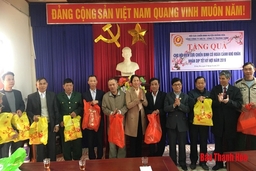 Hội Cựu chiến binh huyện Hoằng Hóa tặng quà cho các hội viên khó khăn trong dịp Tết Kỷ Hợi