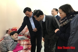 Phó Chủ nhiệm Ủy ban Pháp luật của Quốc hội Phạm Trí Thức trao tặng 200 suất quà Tết